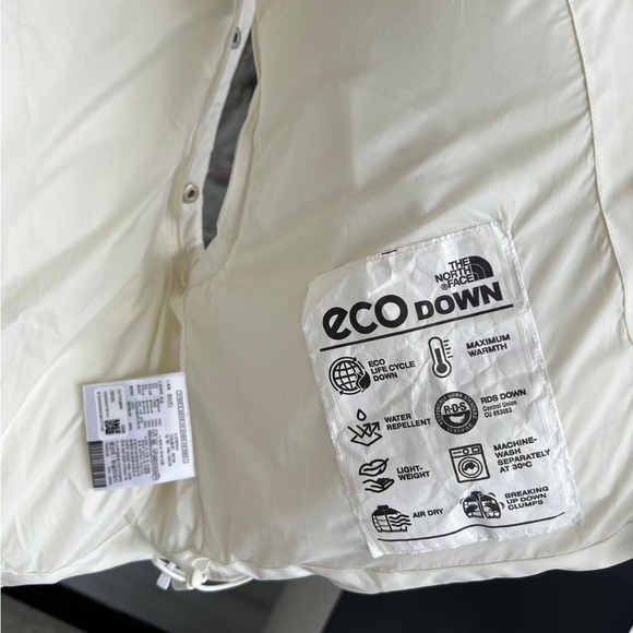 The North Face White Cropped Puffer Jacket - Warm & Stylish, Hooded Design - Picture 7 of 9